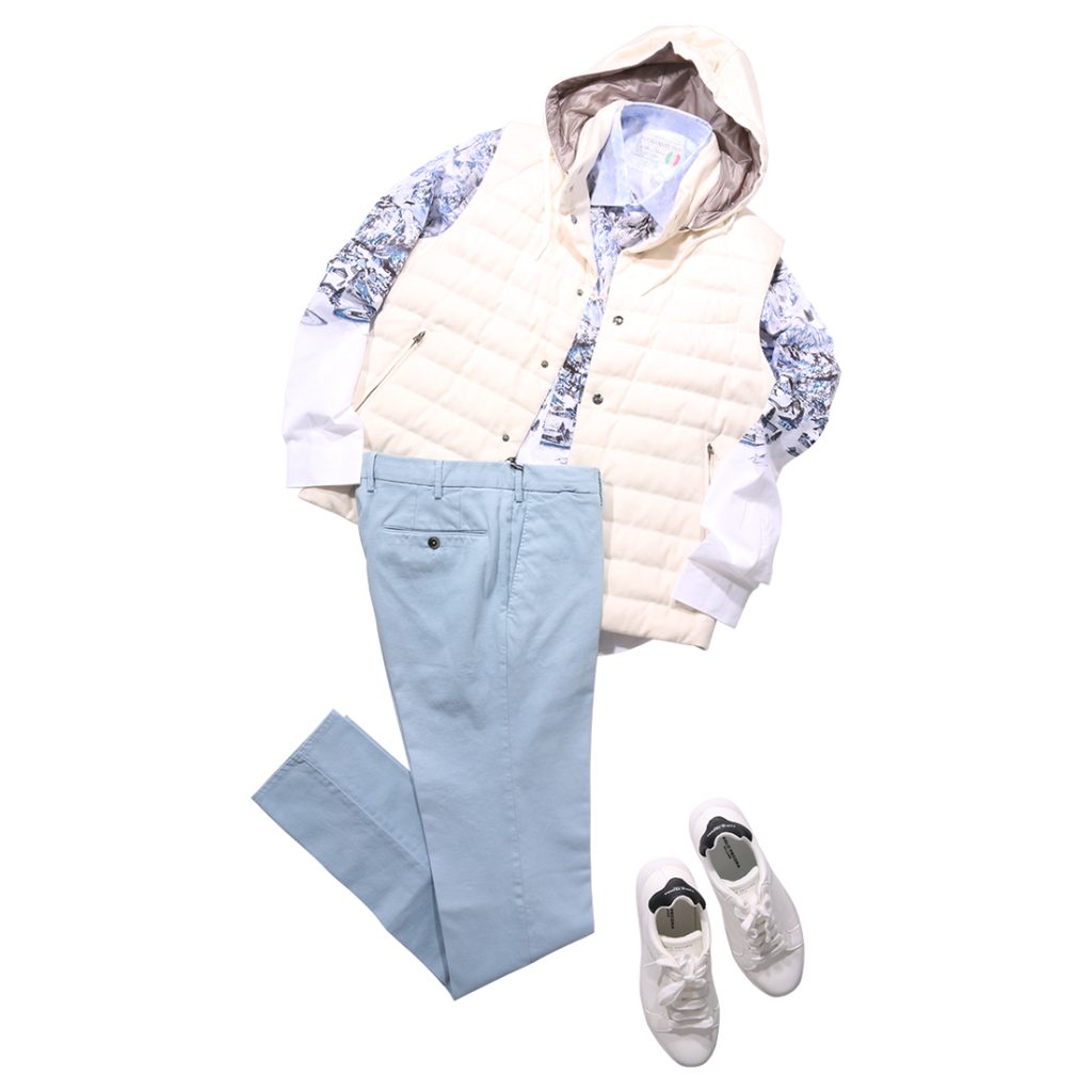 HERNOのホワイトフーディベストに、PT TORINOのライトブルーパンツを合わせた爽やかなスポーティスタイル。インナーには柄シャツを取り入れ、白スニーカーで軽快にまとめています。