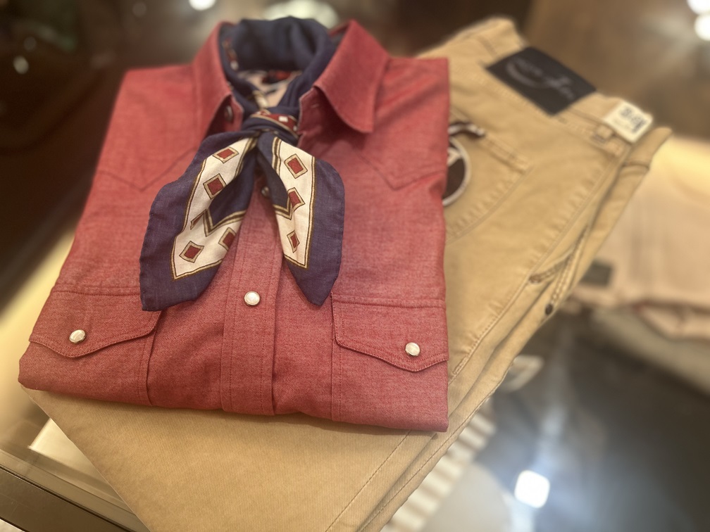 スカーフと合わせた赤ネルシャツのコーデ