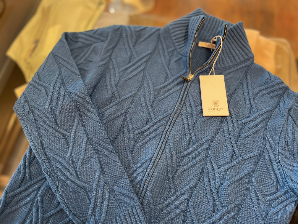 ケーブル編みが立体的に浮かび上がるKangraのブルゾンディテール