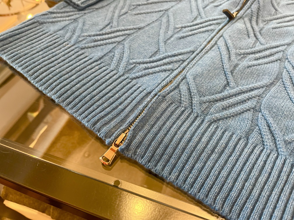 Kangraブルゾンのダブルジップ仕様と裾のリブデザインの拡大