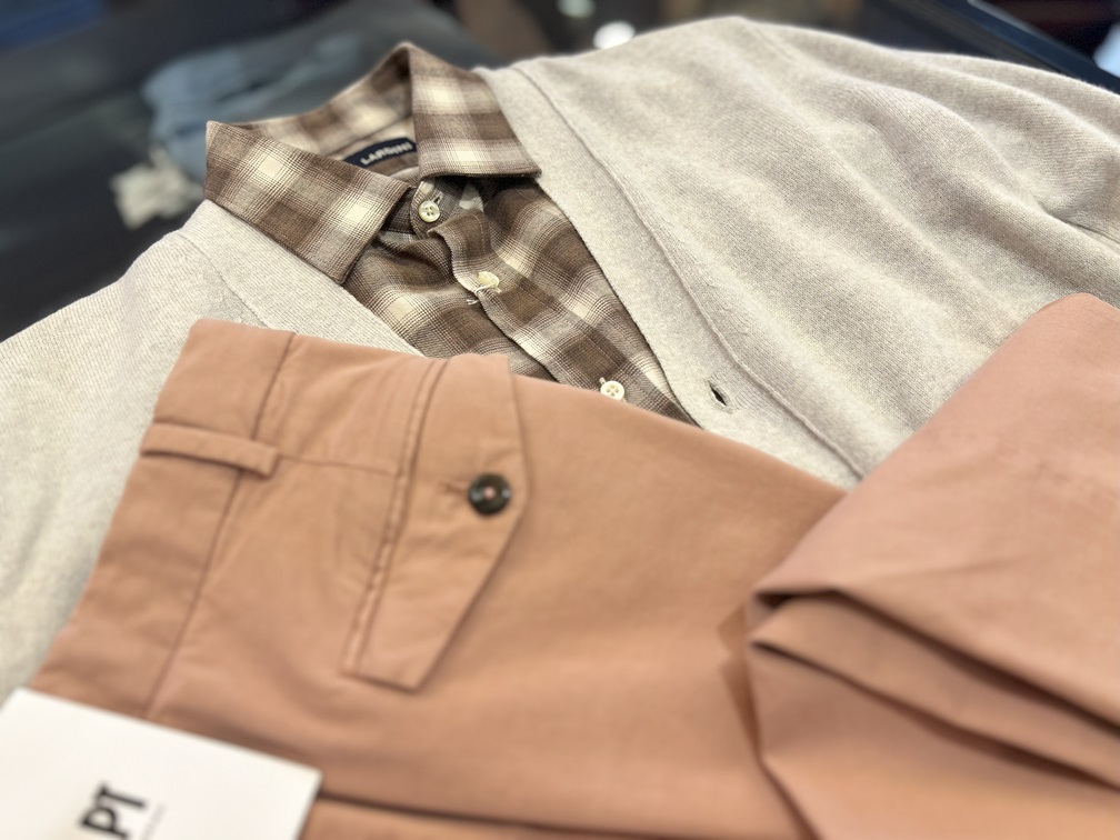 カーディガンとピンクパンツで合わせた着こなし