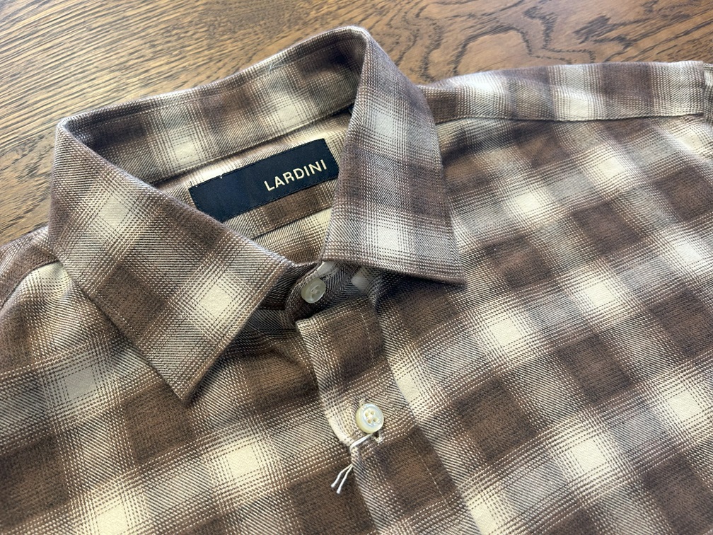 襟元のアップとボタンディテール