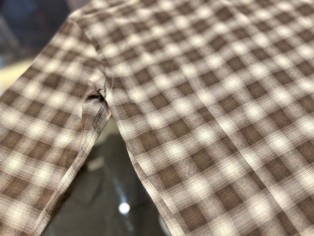 背面のチェック柄ディテール