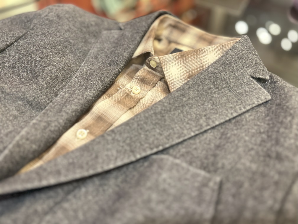 グレーのジャケットと合わせたLARDINIチェックシャツ