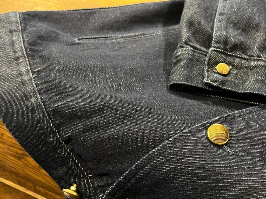 袖口と前立てのゴールドボタンディテール