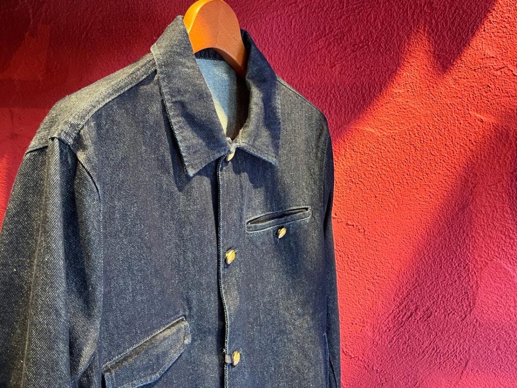 ゴールドボタンが映えるデニムジャケットの正面