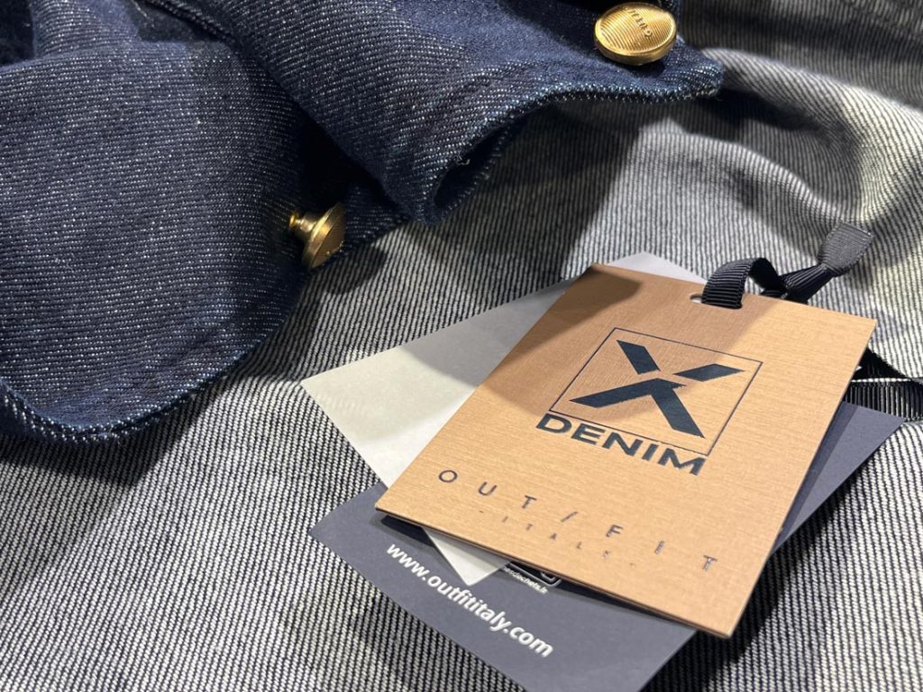 X DENIMのタグが際立つデニムの質感ショット