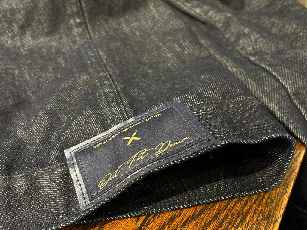 裾に施されたブランドタグとダークデニム生地