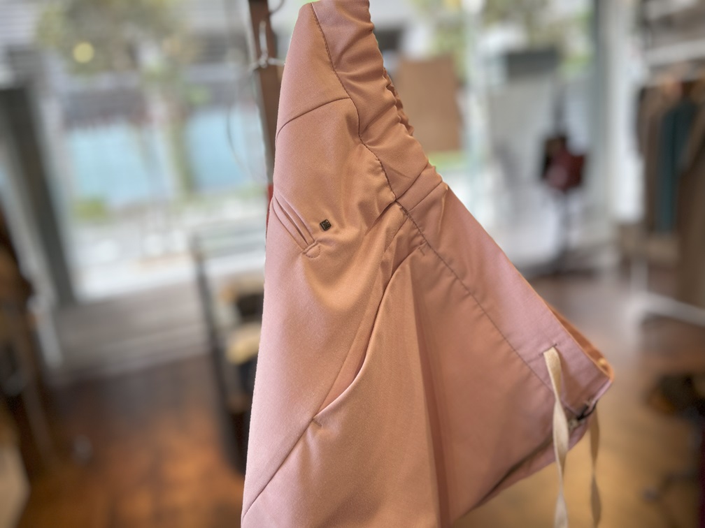 バックポケット付きピンクスラックス