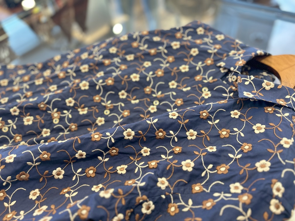 ベージュとブラウンの花柄刺繍が立体的なシャツ生地のアップ