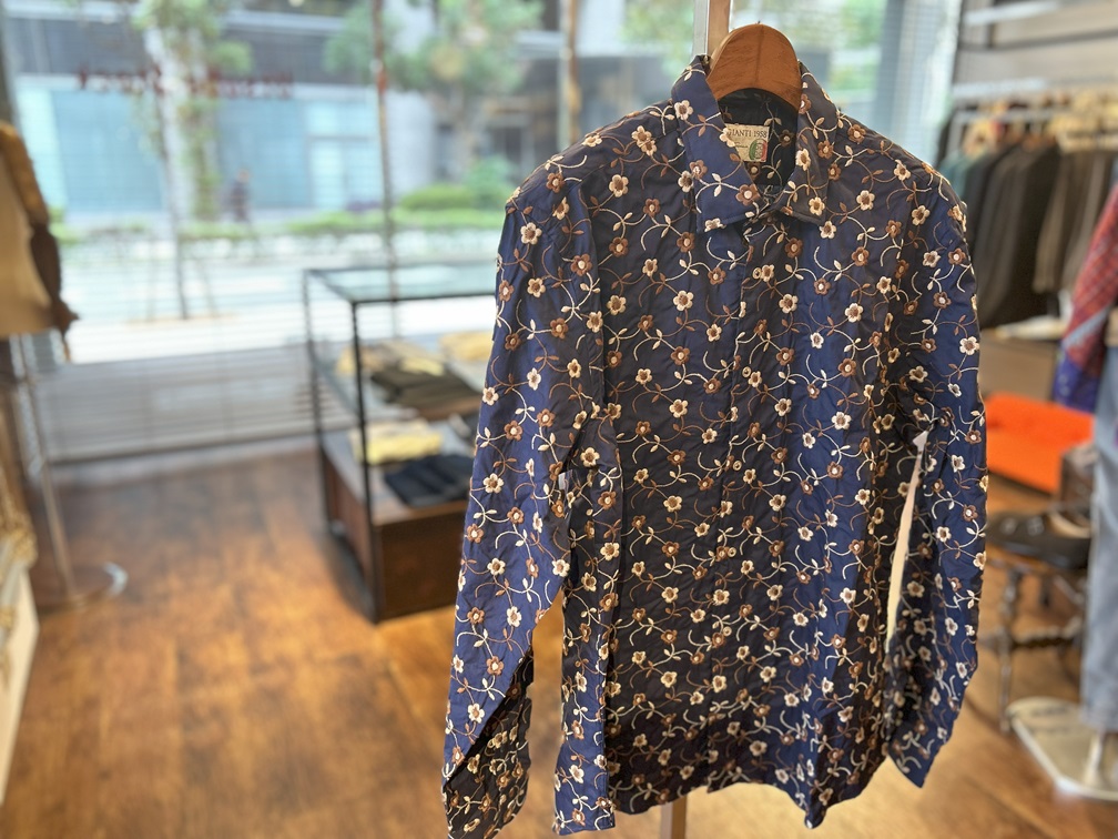 ネイビー地に花柄刺繍が映えるPOGGIANTI1958の長袖シャツ