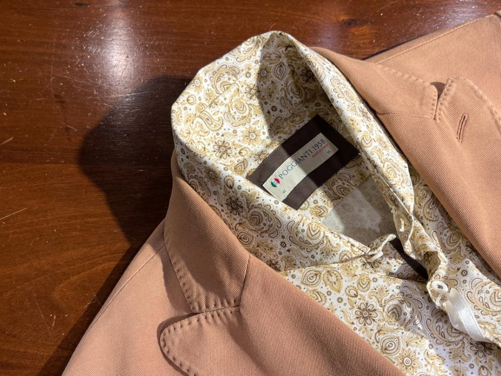ベージュピンクのジャケットに合わせたPoggianti1958のゴールドペイズリー柄シャツのコーディネート