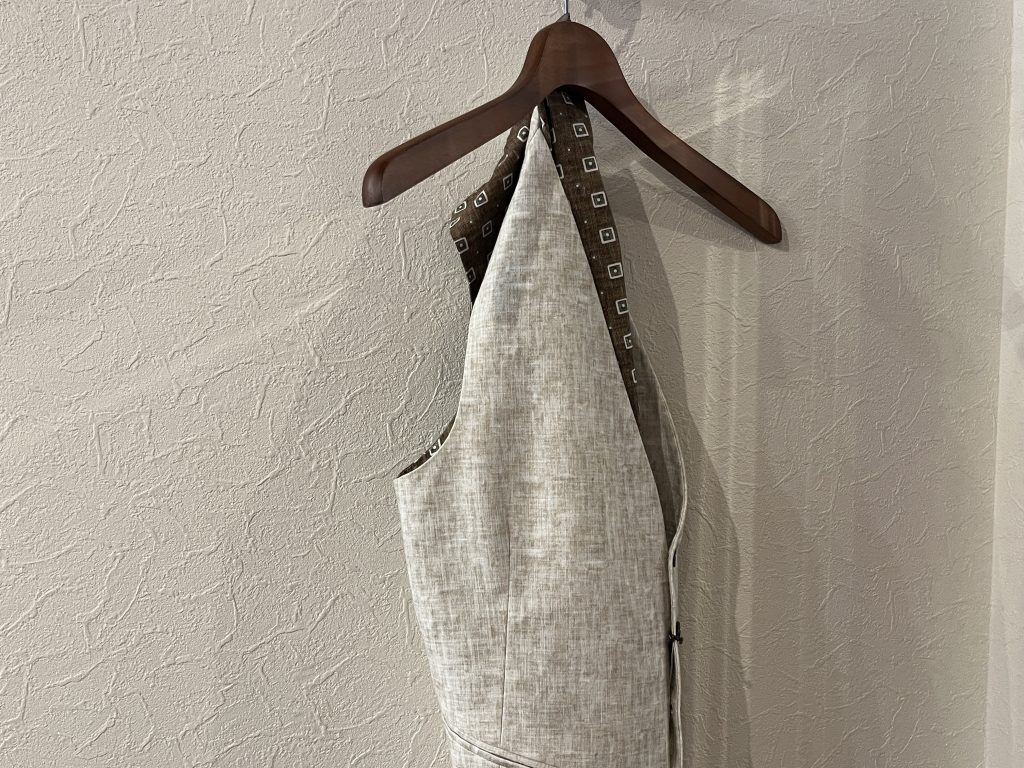 ROSI COLLECTIONのジレ。後ろ身頃に施された幾何学模様がアクセントとなる洒脱なデザイン。