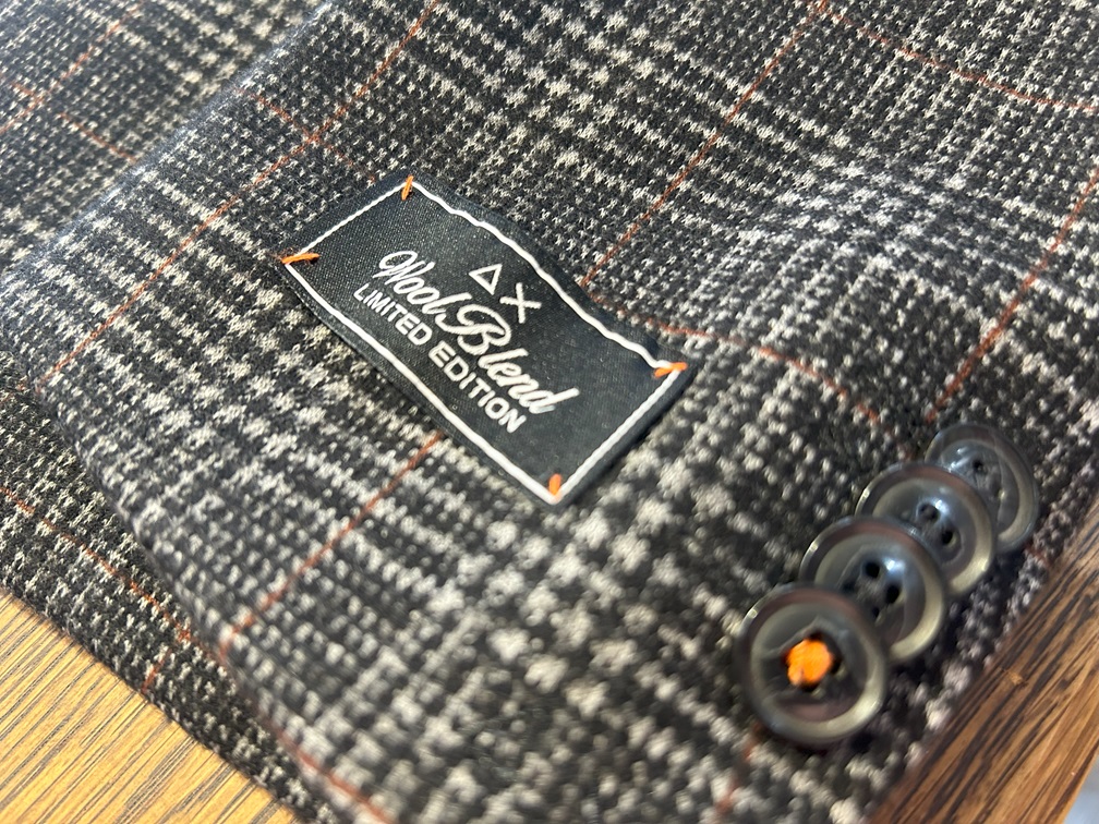 袖口に施されたWool Blend限定タグ