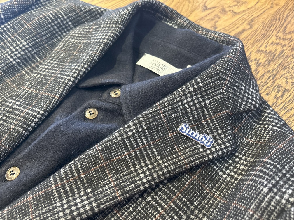 ネイビーのニットシャツと合わせたシックなSUN68ジャケットコーデ