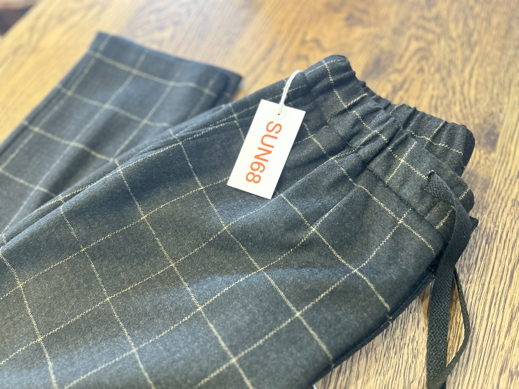 SUN68イエローチェックパンツのフロントを平置きで撮影したディテール写真