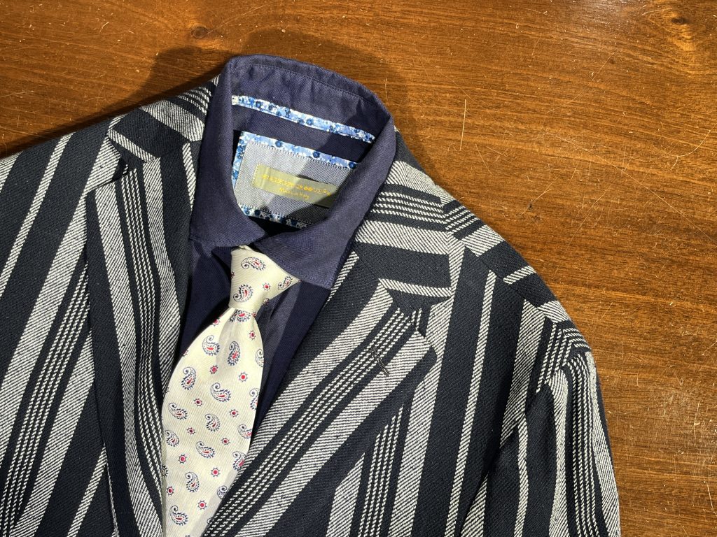 探偵ナイトスクープ出演時の円広志さん衣装、TORNABUONIのストライプジャケットにペイズリータイを合わせたスタイリング