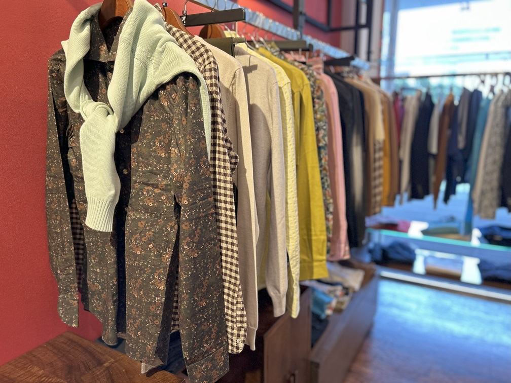 UTSUBO STOCK 神戸旧居留地店 メンズシャツとニットのスタイリング提案 ディスプレイ