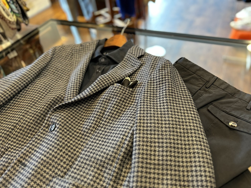 Tornabuoniの千鳥柄ジャケット、ネイビースタイリング