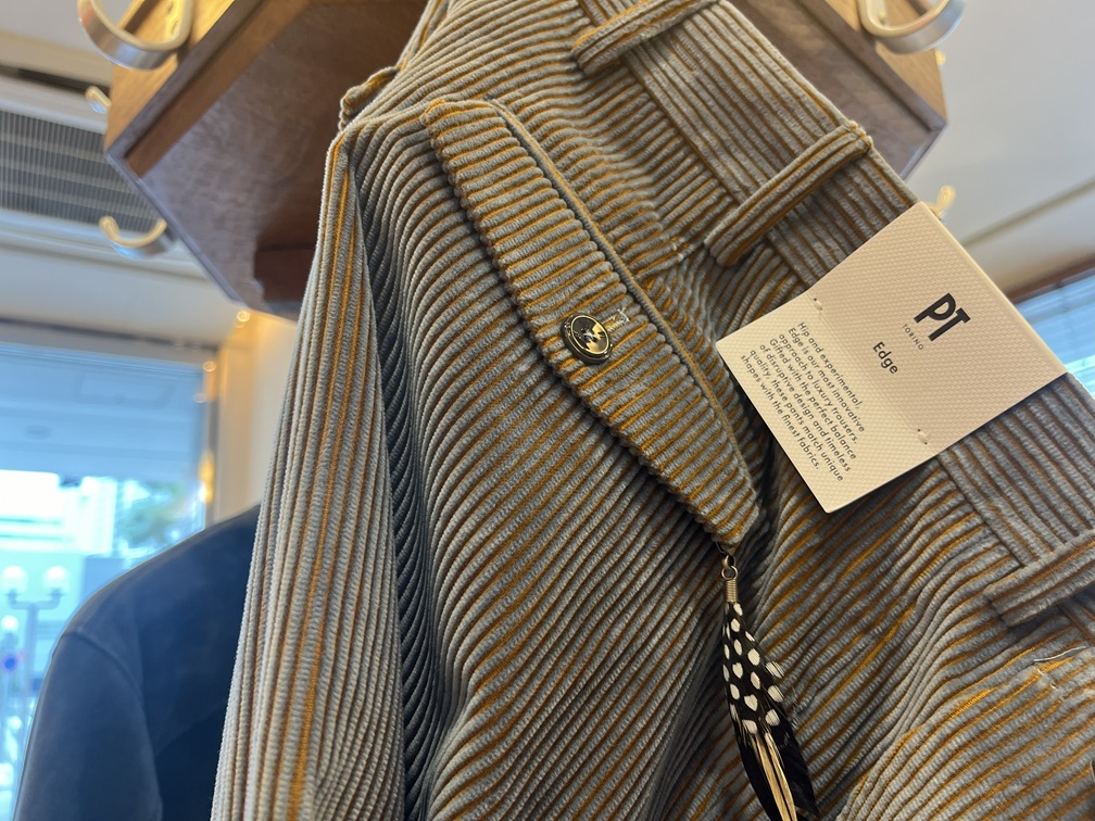 PT TORINO Edgeの太畝コーデュロイパンツ。立体感ある畝とブルー×キャメルの絶妙な配色が魅力のイタリア製モデル。