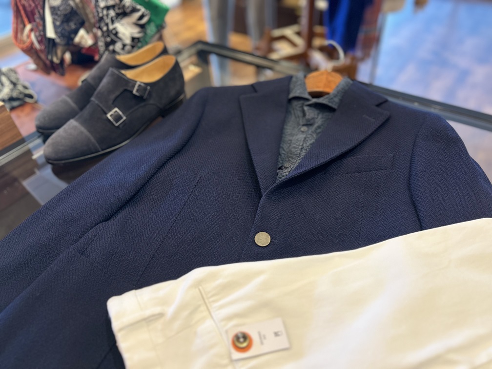 BRERASジャケットとホワイトパンツ・ダブルモンクシューズを組み合わせたトータルコーディネート