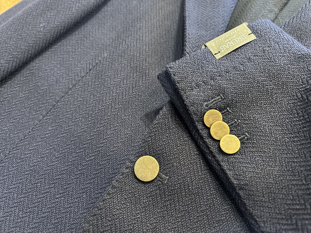 BRERASネイビージャケットの袖口ディテールとブロンズボタンの質感クローズアップ