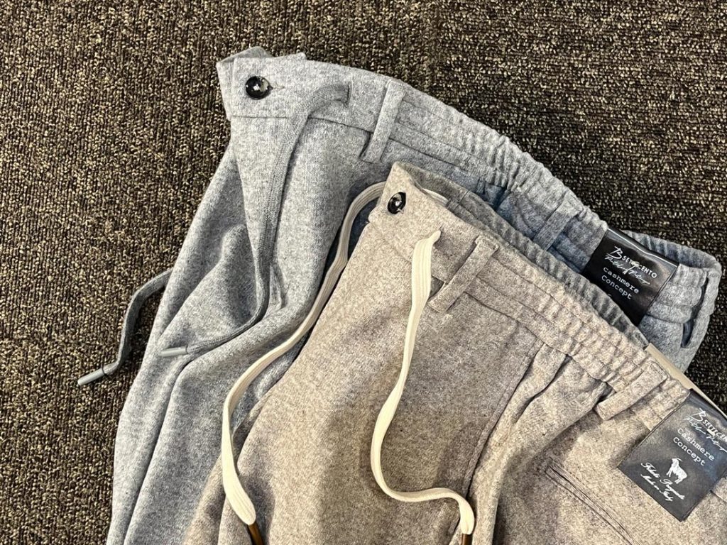 B SETTECENTOのカシミア混ウールパンツ、ライトグレーとベージュの2色展開
