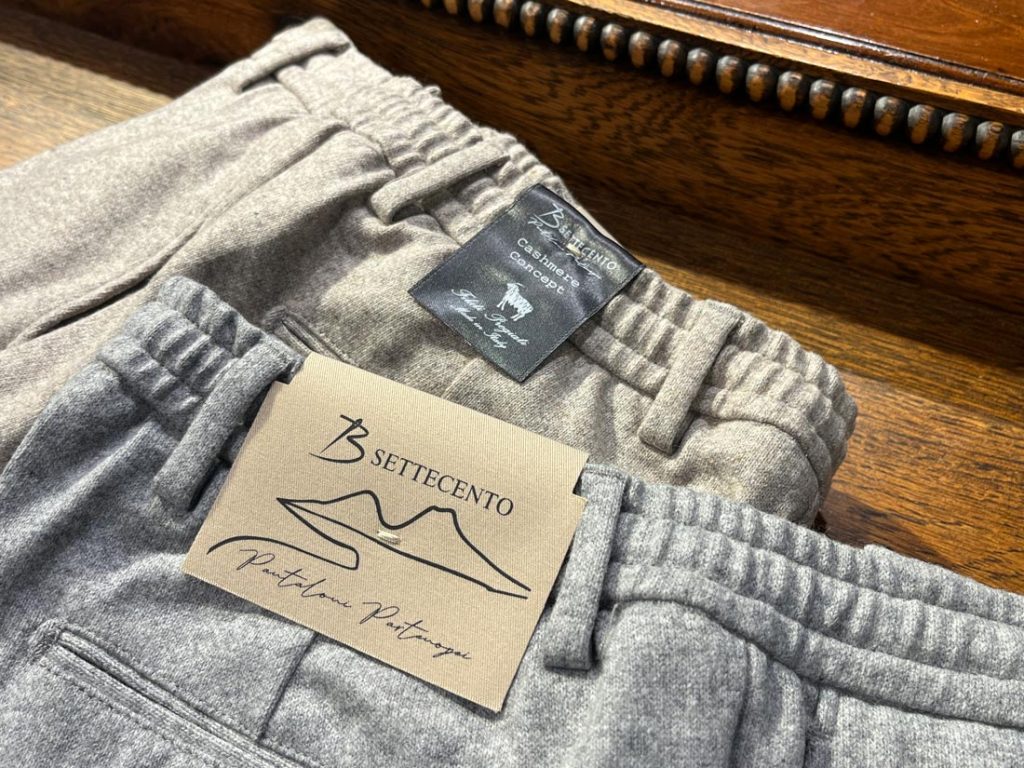 B SETTECENTOのカシミア混ウールパンツ、ドローコードとベルトループを備えたウエスト部分のディテール