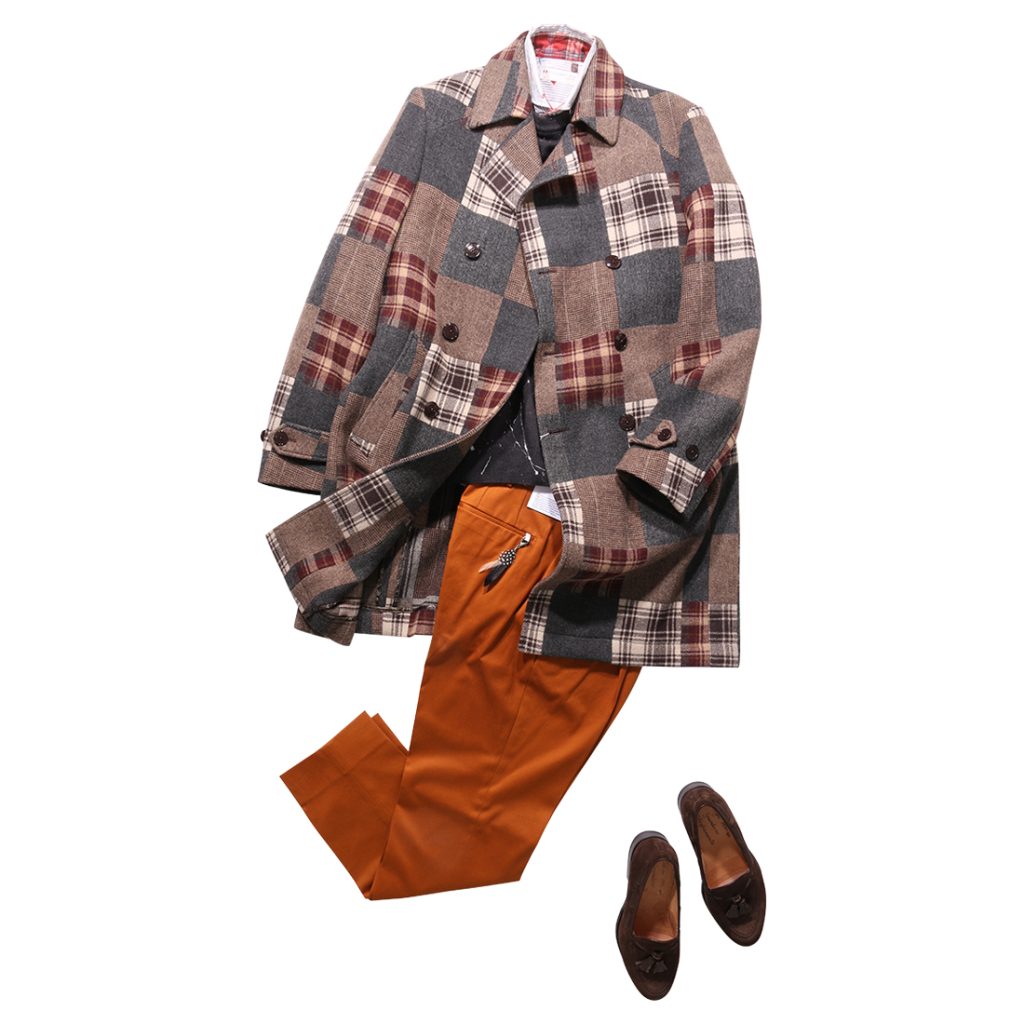 柄物コートとオレンジパンツで魅せるエレガントな秋冬スタイル