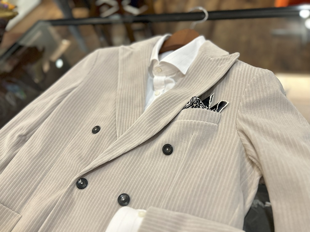 CIRCOLO 1901 コーデュロイジャケットをシャツと合わせた上品なスタイリング