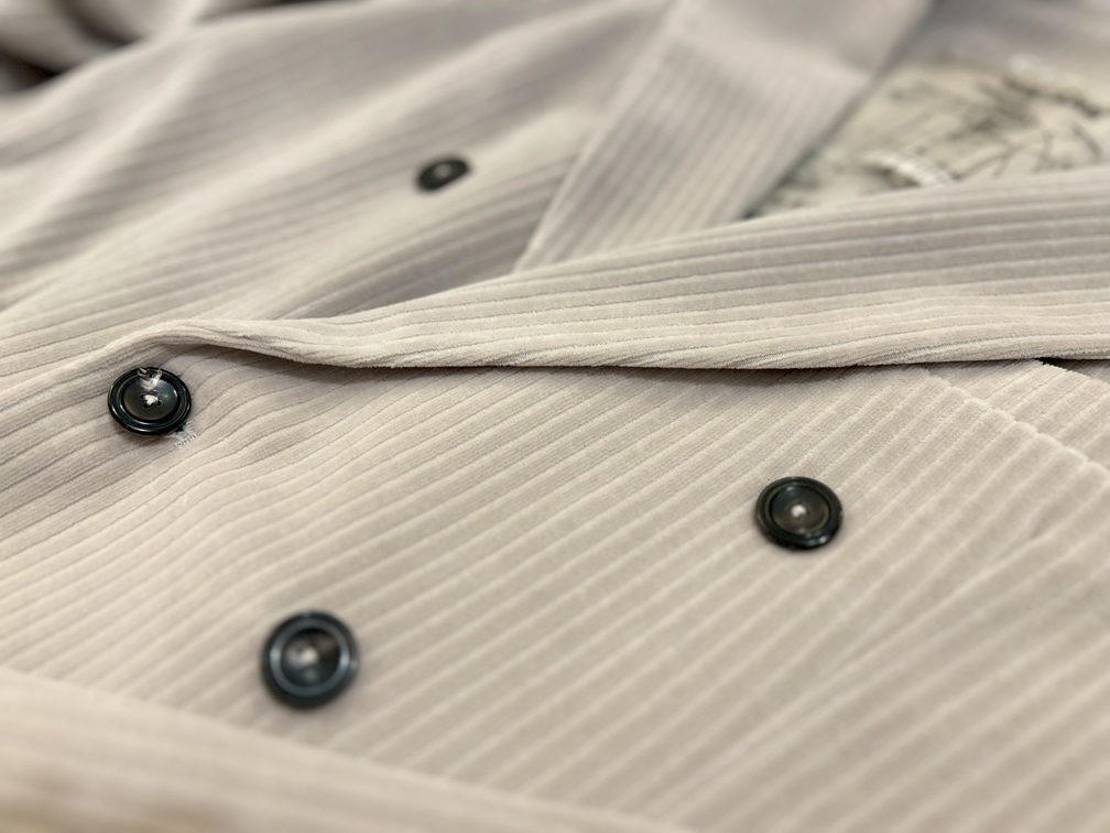 CIRCOLO 1901 コーデュロイジャケットの生地感とボタンディテールのクローズアップ