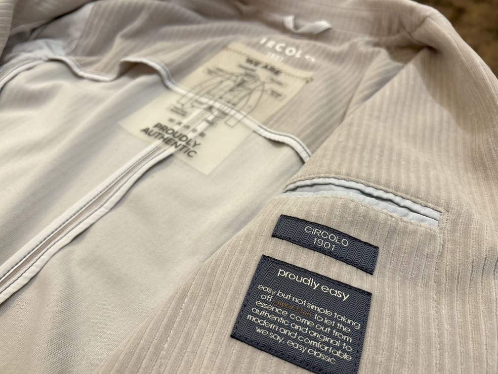 CIRCOLO 1901 ジャケットの内側ラベルと上質な仕立てを示すディテール