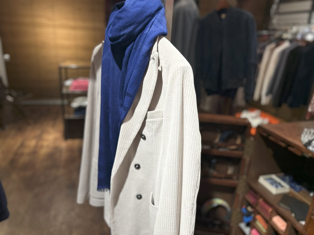 CIRCOLO 1901 コーデュロイジャケットにブルーストールを合わせた秋冬コーディネート