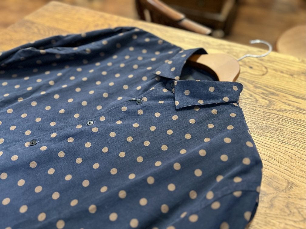 costumeinのネイビー×ブラウンドット柄コーデュロイシャツを木製テーブル上に展示した画像