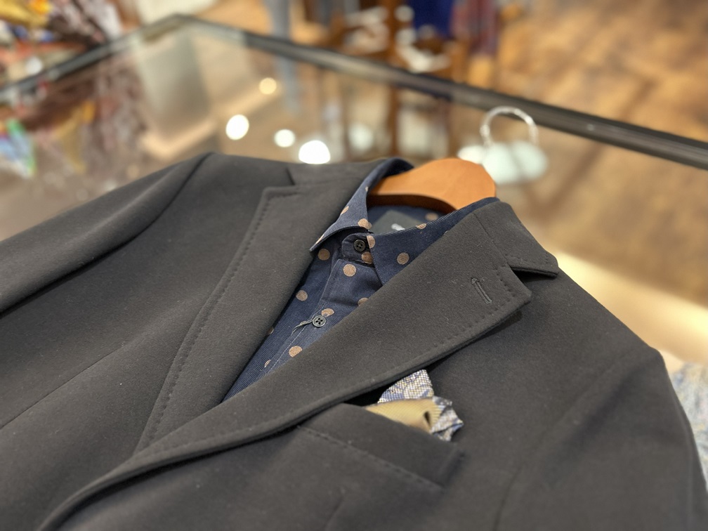 ジャケットのインナーとして着用したcostumeinドット柄シャツの上品なスタイル