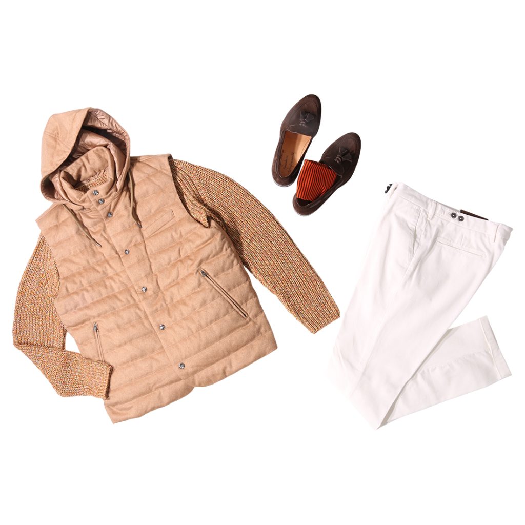 ベージュのダウンベストとマルチカラーのニットをレイヤードし、白パンツとブラウンのローファーでまとめた軽快な大人のスポーティスタイル