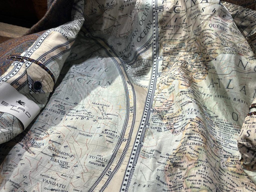 地図柄の裏地が個性を際立たせるETROのジャケット裏地