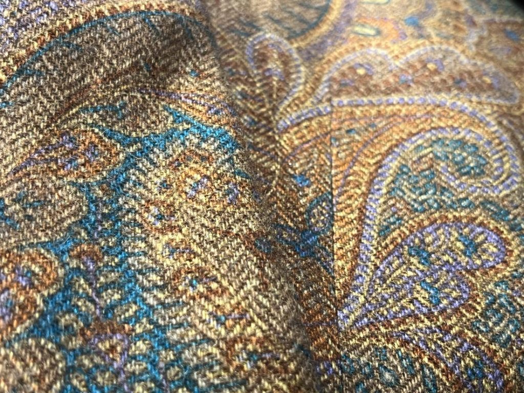 色彩豊かなペイズリー柄が立体的に浮かび上がるETROのウールジャケット生地