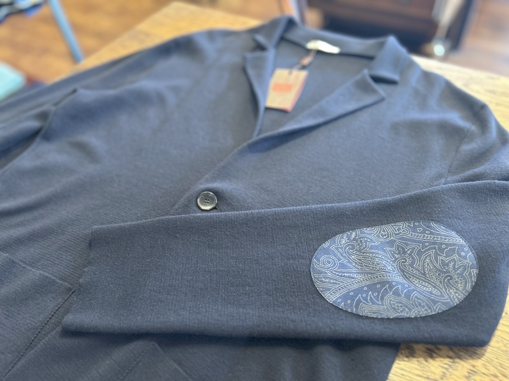 ボタニカル柄のエルボーパッチ付きETROニットジャケット