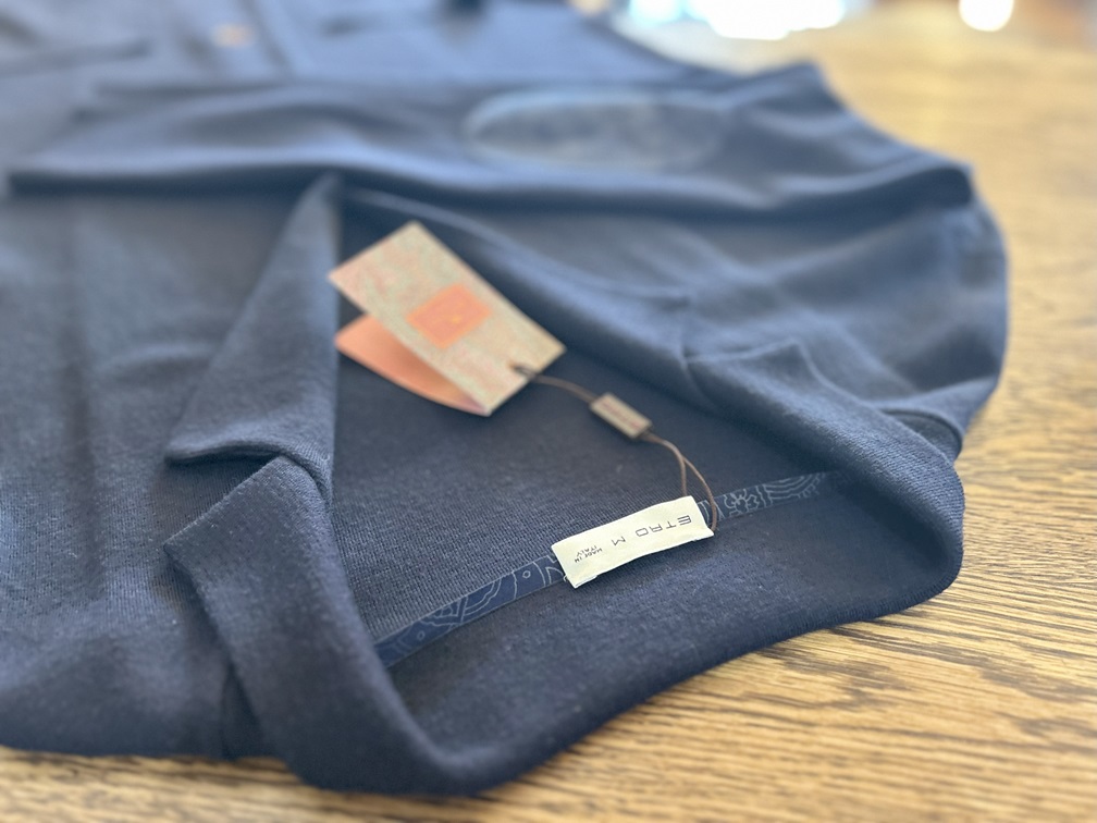 襟裏に施されたボタニカル柄パイピングのETROニットジャケット