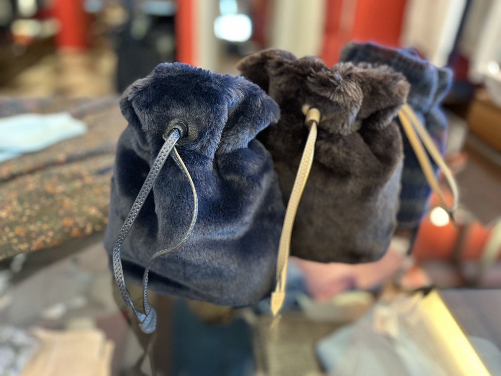 ネイビーカラーのフェリージフェイクファーバルーンバッグ