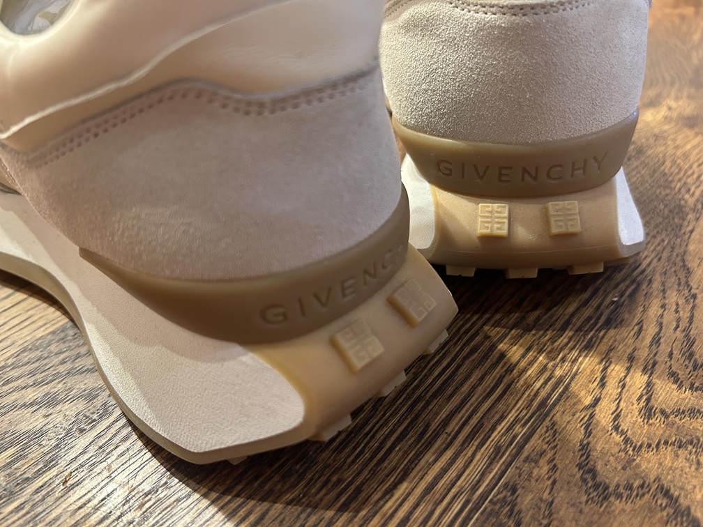 GIVENCHYのロゴ入りヒールとアウトソールディテール