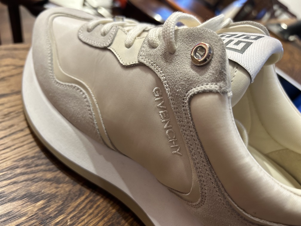 GIVENCHYのロゴ刺繍が施された厚底スニーカーのサイドディテール