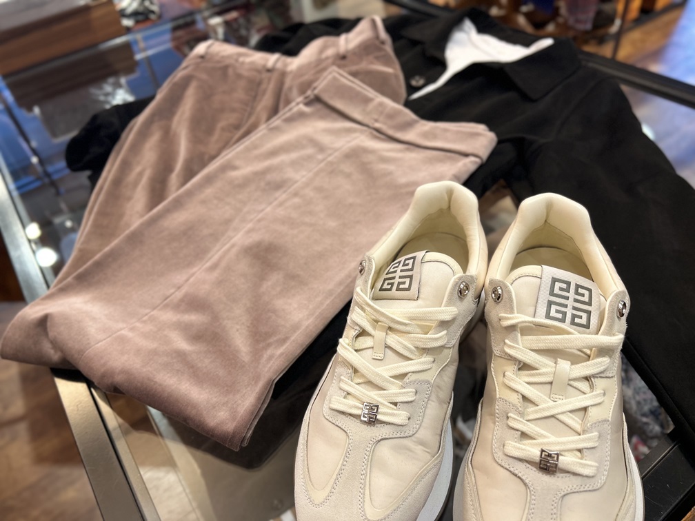 コーディネート例：ベージュスニーカーとジャケットスタイル