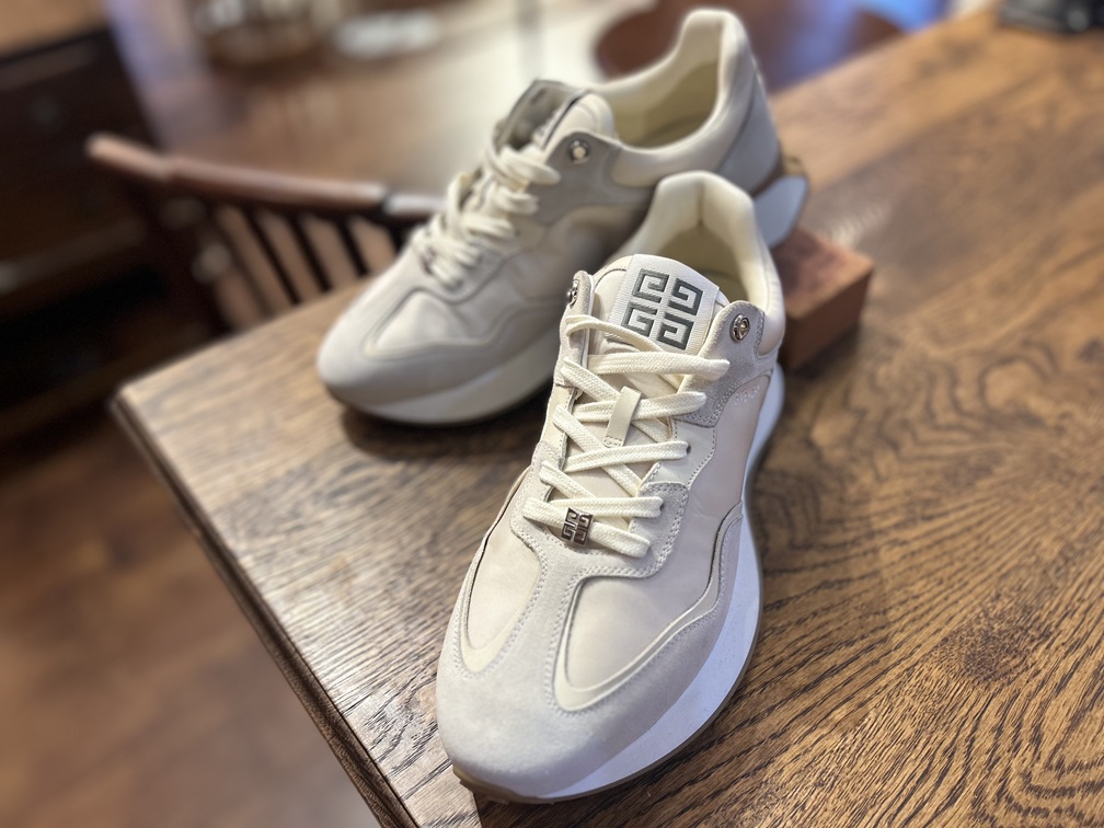 GIVENCHY厚底スニーカーの全体像・上面アングル