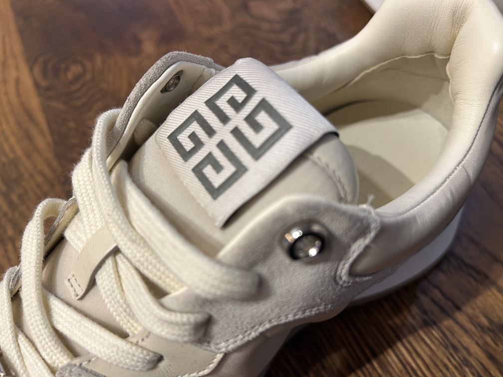 GIVENCHYロゴが入ったシュータンディテール