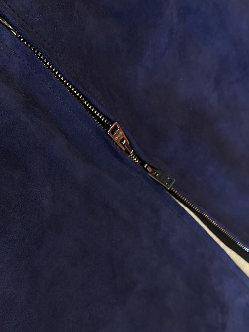 HERNOレザーブルゾンの高級感あるジップ部分のアップ