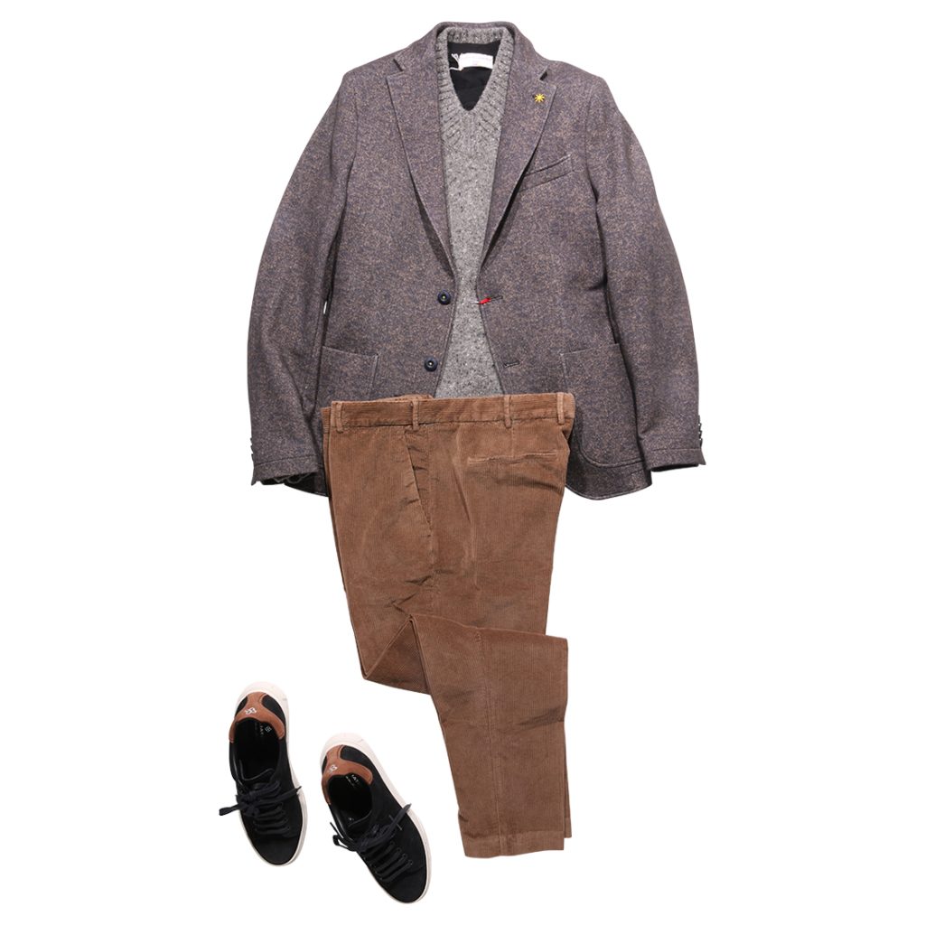 ジャケット×Vネックニット×コーデュロイパンツ×ローカットスニーカーのメンズきれいめカジュアル、秋冬ジャケパンスタイル