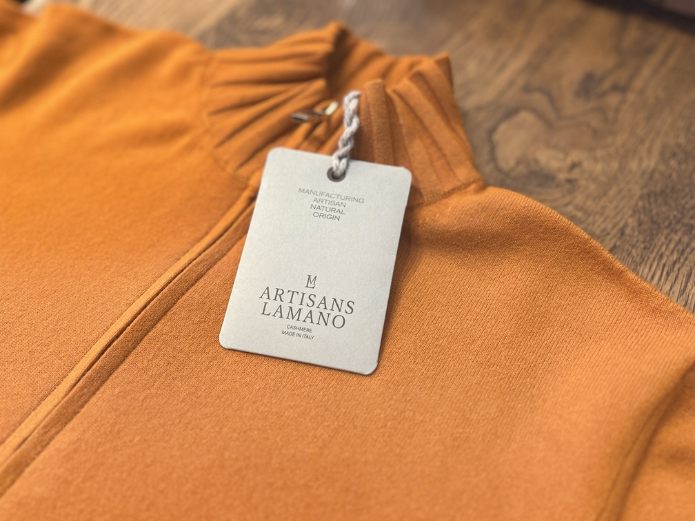 LAMANO ARTISANSのブランドタグと滑らかな編み地