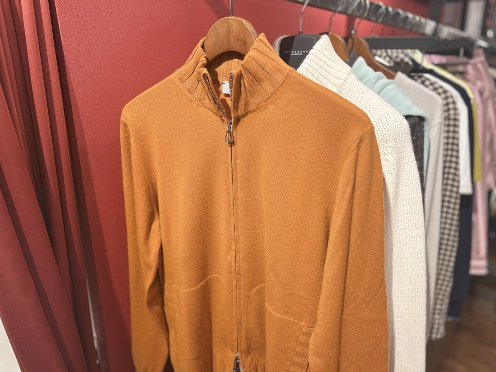 ハンガーに掛けられたハイネックジップニットの全体像